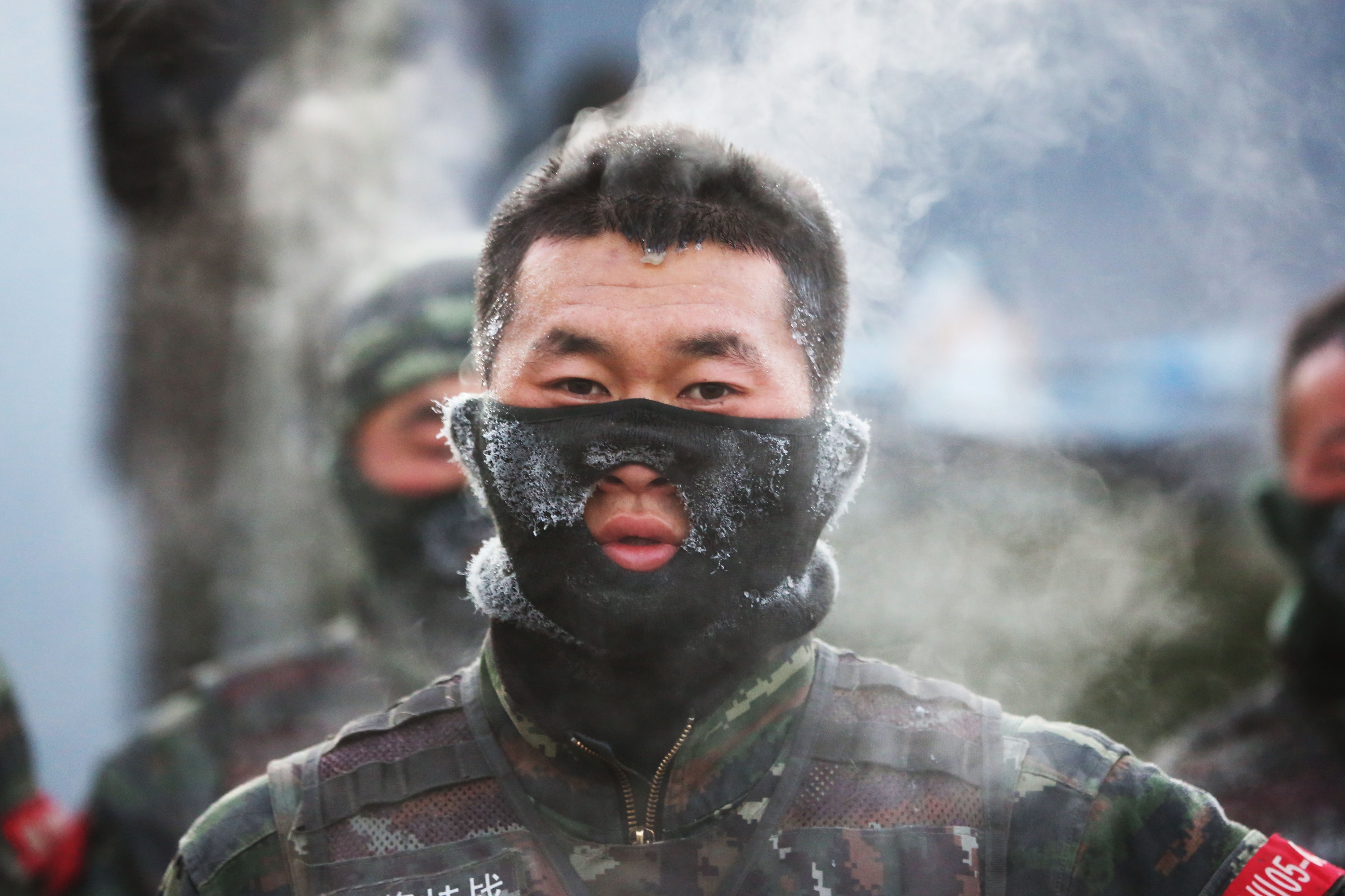 特战队员寒冬武装奔袭:脸上结冰霜,头顶冒汗气,心中腾热血