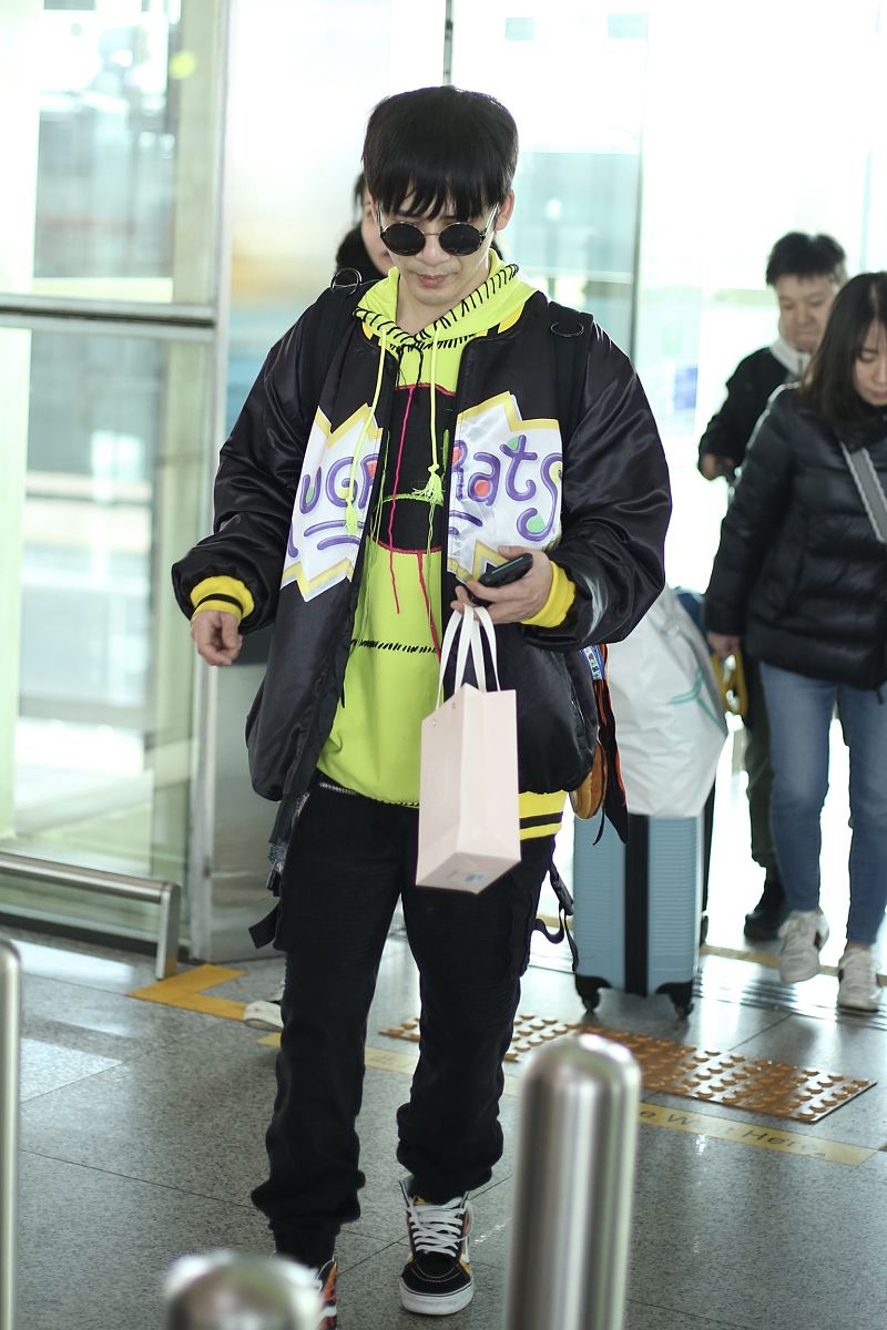 大张伟街拍:缎面字母飞行夹克工装裤 vans球鞋帅气潮男