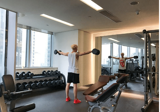 黄子韬晒家居照,美国奢华豪宅却被爆租来的,高配版游泳池健身房