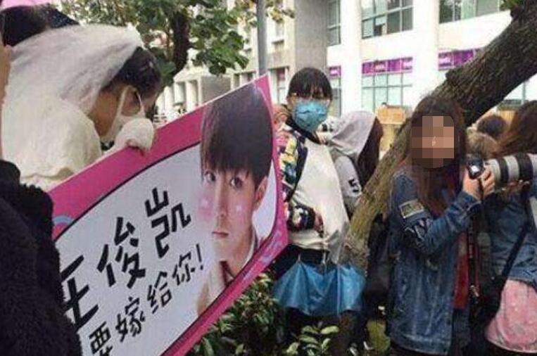 张艺兴被纽约粉丝求婚,王俊凯有挡箭牌,吴亦凡是真的没法反应