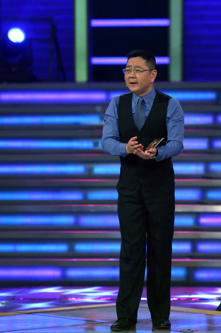 张绍刚的发型引发热议#  人物关系描写清楚  在某脱口秀节目中,李诞