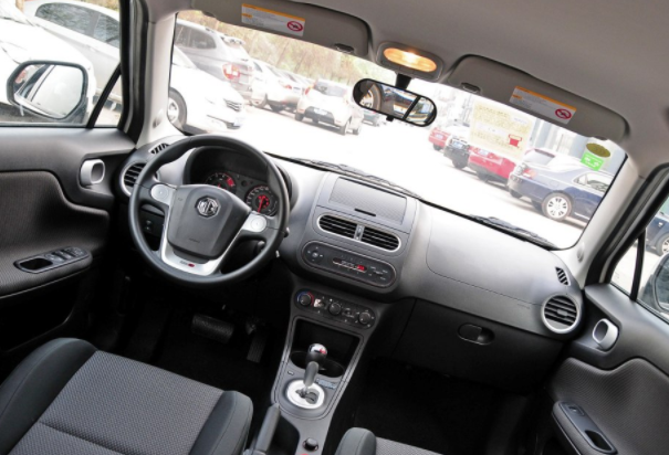 名爵3,这款车的设计是真的是很用心了,内饰给人一种成熟稳重的感觉,让