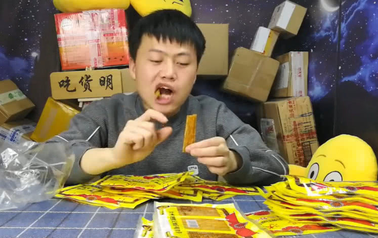 没想到"奖状"被吃货明拿来吃!难道吃了奖状成绩会变好?