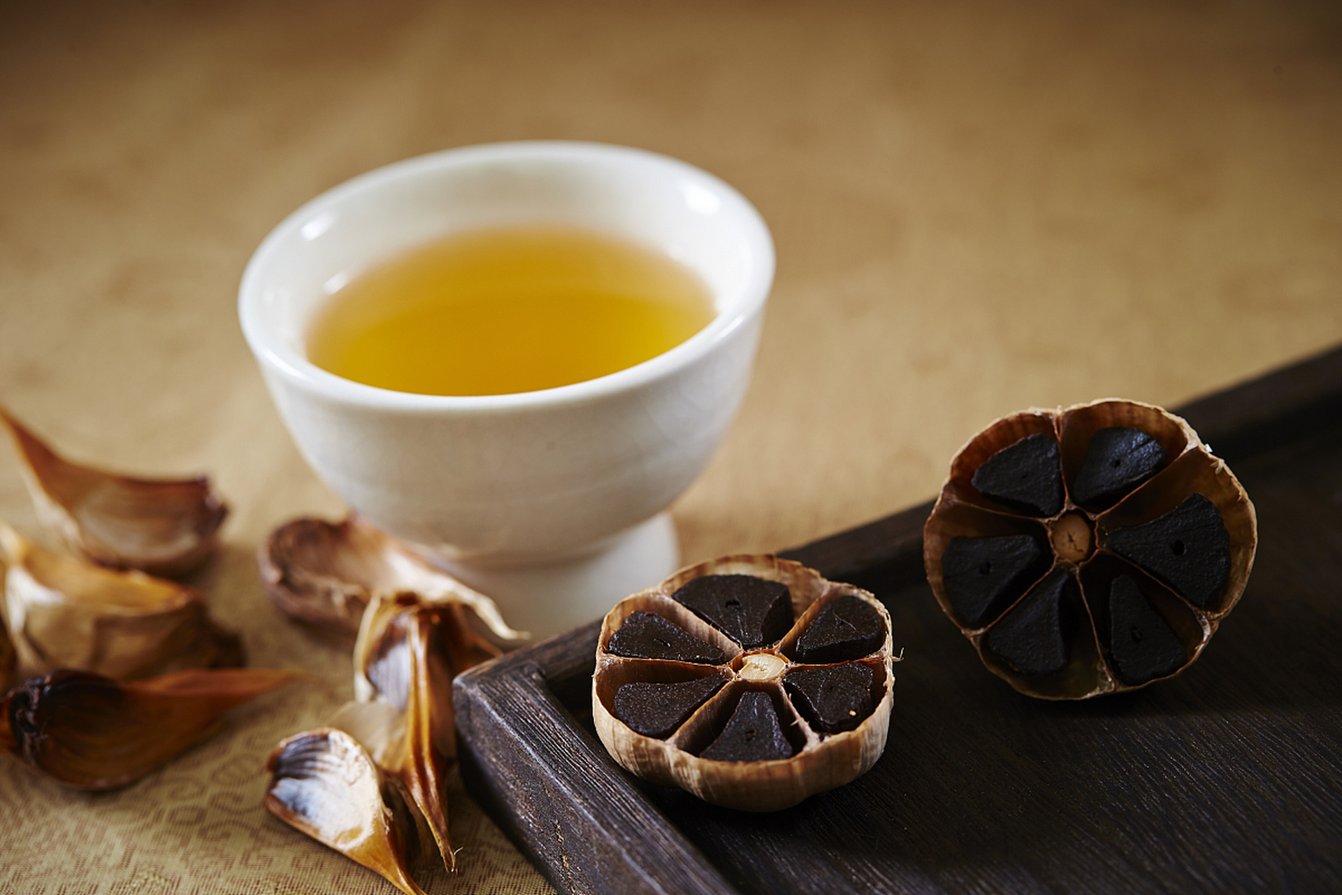 适量饮用胖大海泡茶对身体有益,但过量的饮用会导致腹泻和便秘等