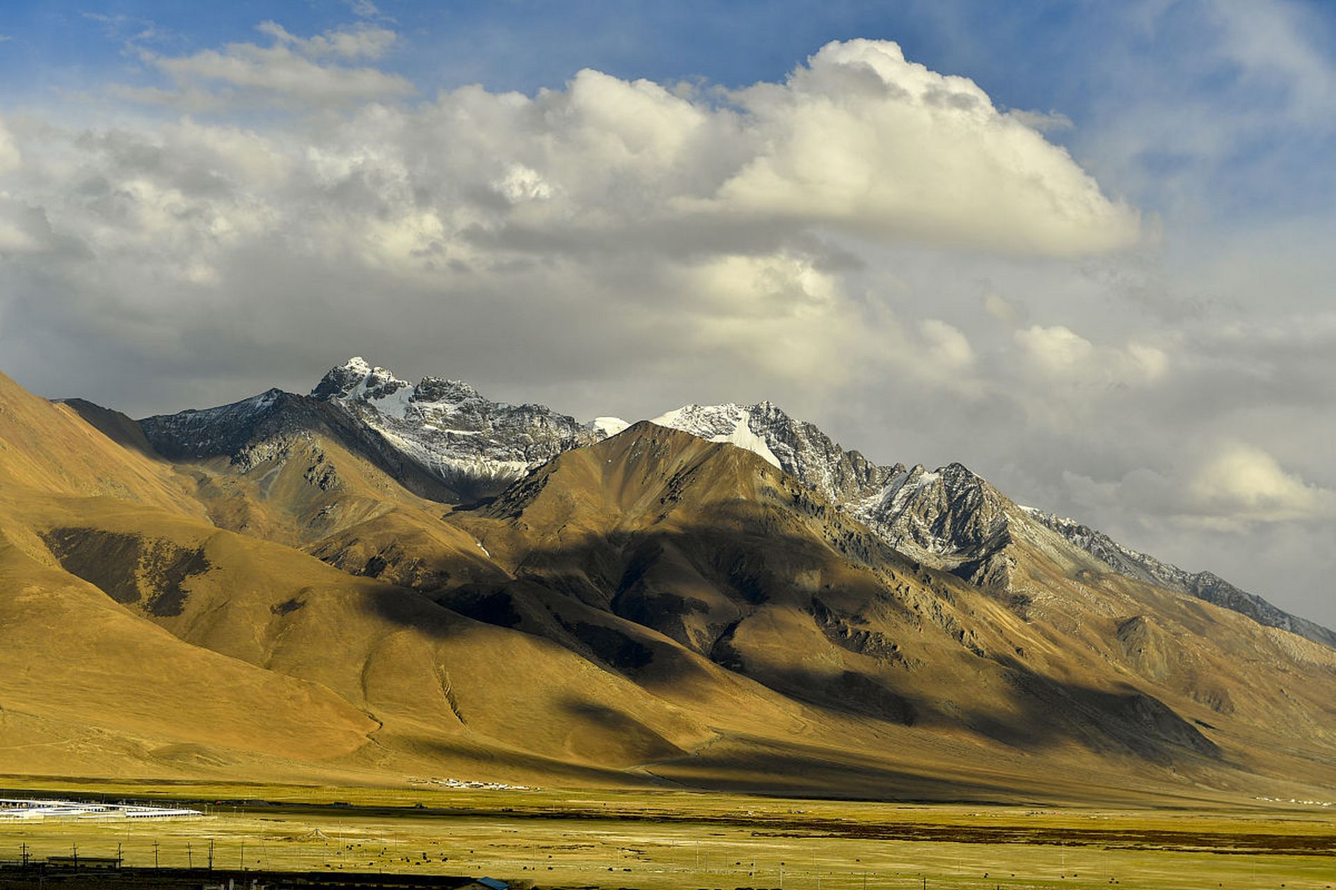 羊八井地热温泉位于念青唐古拉山南端,是一个海拔4300米的狭长盆地.