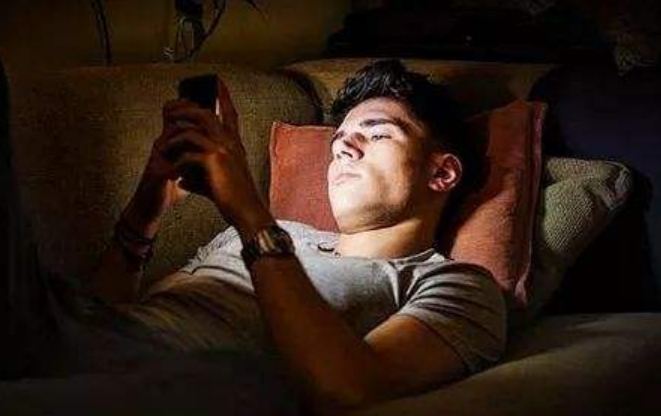 20岁男生躺着玩儿手机,结果因昏迷被送往医院,医生:幸亏来得早