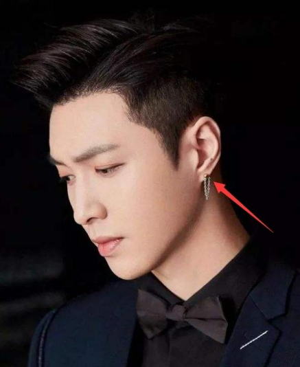 华晨宇吴亦凡的耳洞,再看看张艺兴耳洞的位置,打了十回才打上吧