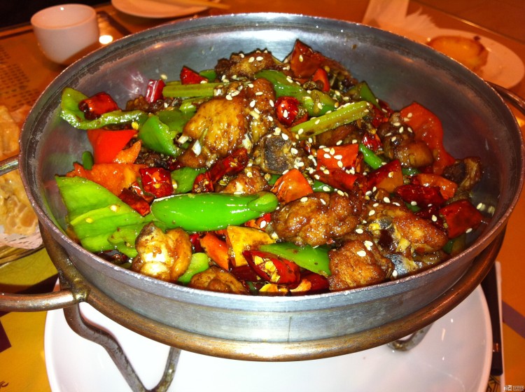 八大菜系之干锅鸡和干锅肥肠,制作技巧,美味难耐!