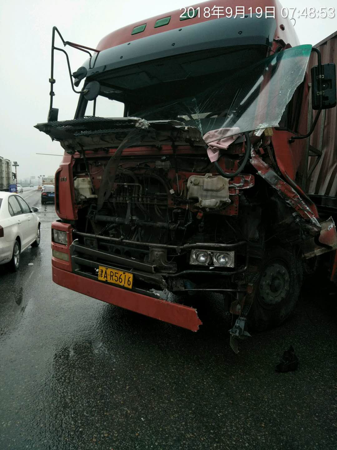 107国道鹤壁段同一地点连发3起车祸,雨天一定要小心行驶!