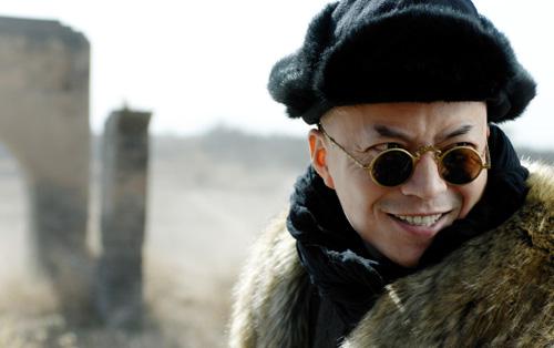 他是民国恶霸,霸占全村妇女还做一无耻之事,老母亲气得上吊身亡