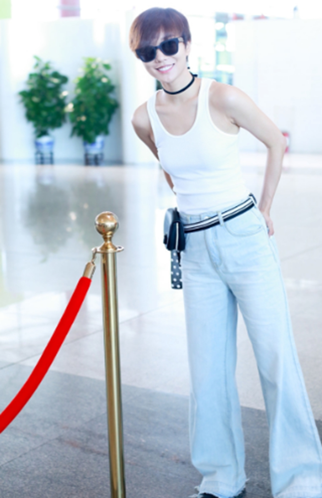 王珞丹真敢穿,穿抹胸只遮住了重点,网友:估计遮也遮不住吧!