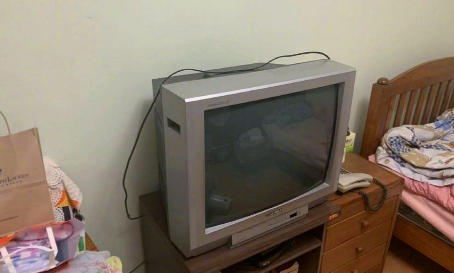 王嘉尔太暖心,看望外婆发文暖哭粉丝,老旧电视机里藏满回忆