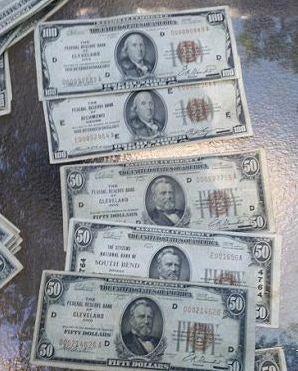 第二个里面是一沓50美元的纸币,第三个是100美元的纸币.