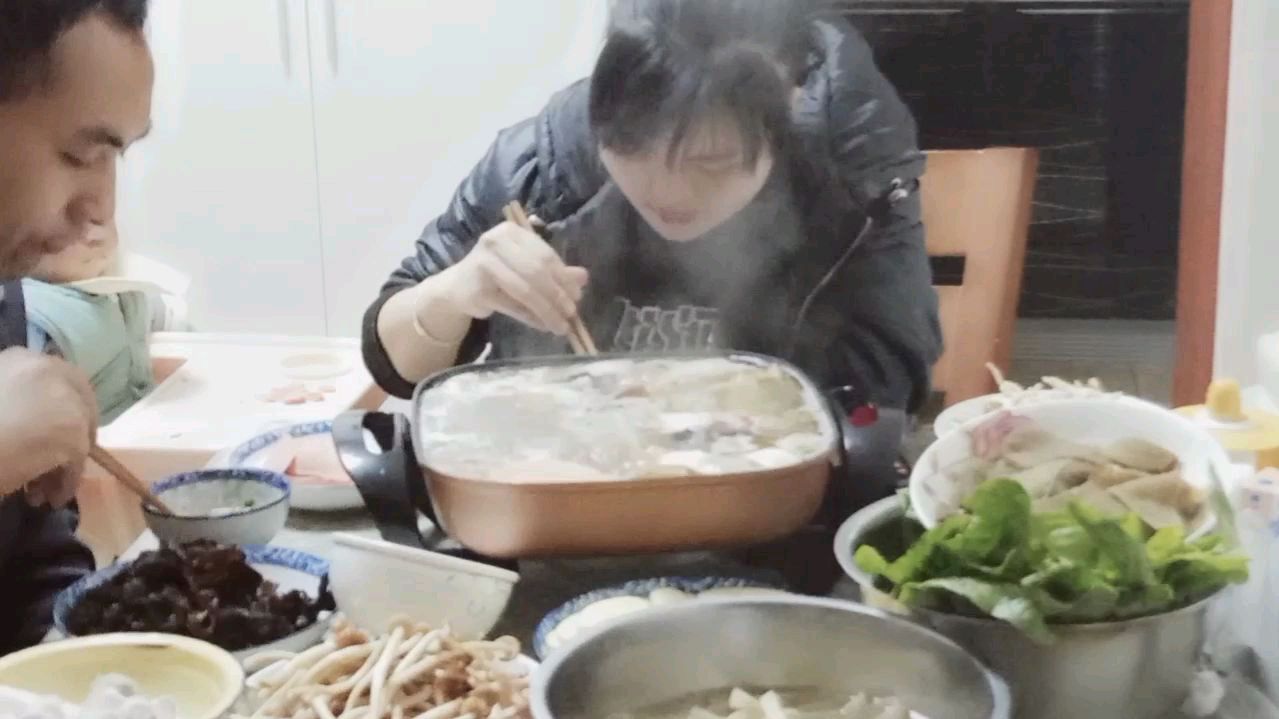 家庭式汤锅 满满的浓汤美味 你也可以这样做来试试 味道超赞
