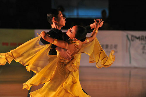 广场舞面前,曾风靡一时的"交谊舞"为何退出了人民群众的舞台?