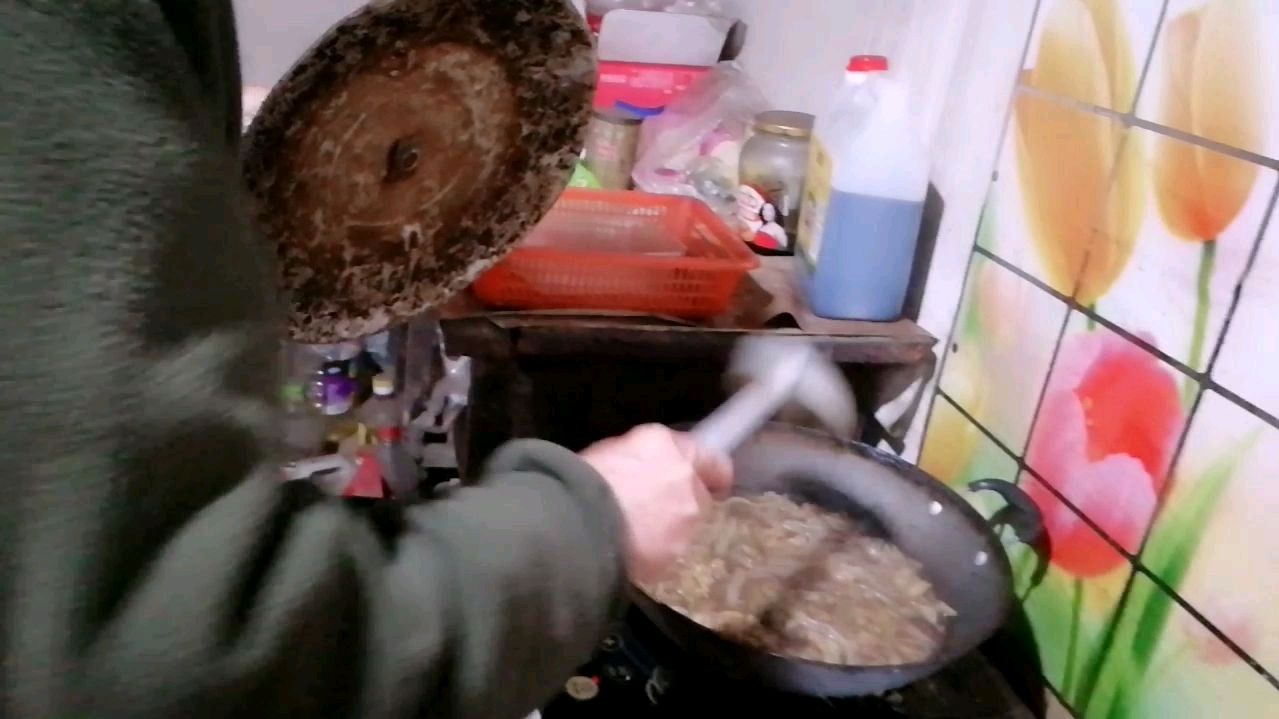 89岁的老人自己做中午饭(猪肉炖粉条子)