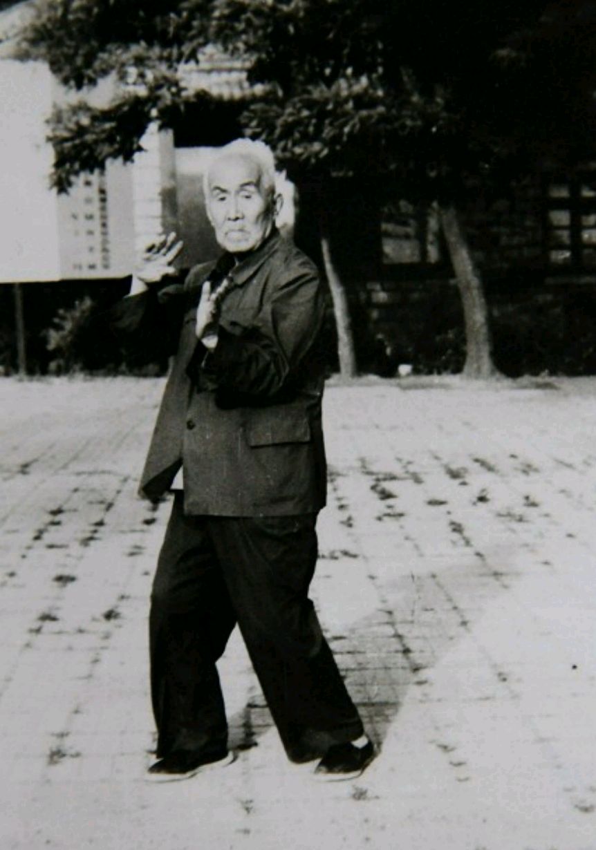 陈小旺向洪均生请教太极拳,却站不稳脚,只因这个坏习惯.