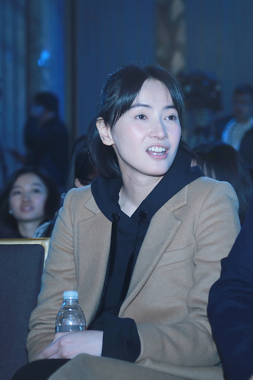 最近,李媛的一组照片引起了不小的轰动,她以独特的气质和个性走进大众