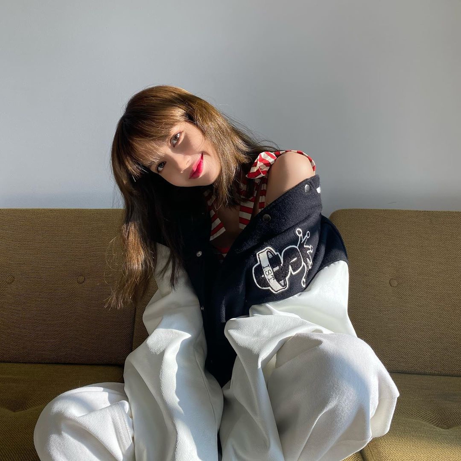 lisa剪短发染新发色 穿红白吊带秀香肩