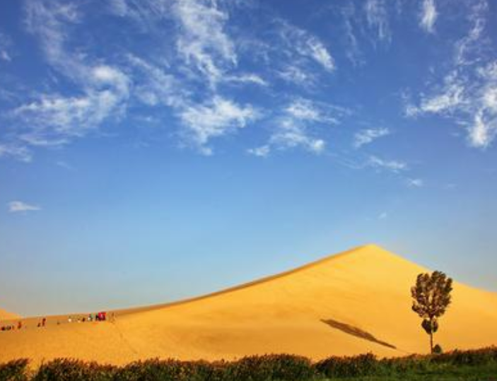 鸣沙山,沙峰起伏,山"如虬龙蜿蜒"金光灿灿,中华美景!