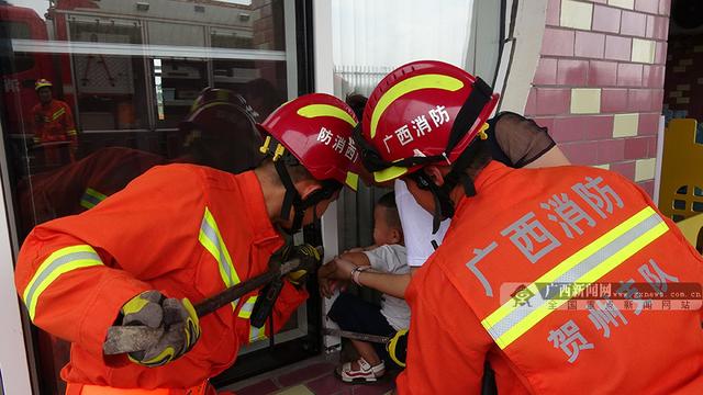 幼童在幼儿园玩耍嬉闹 不慎玻璃门窗夹了手 事发贺州市富川县第二幼儿