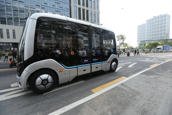 无人驾驶,运行平稳,宇通5g智能公交车绕智慧岛开跑