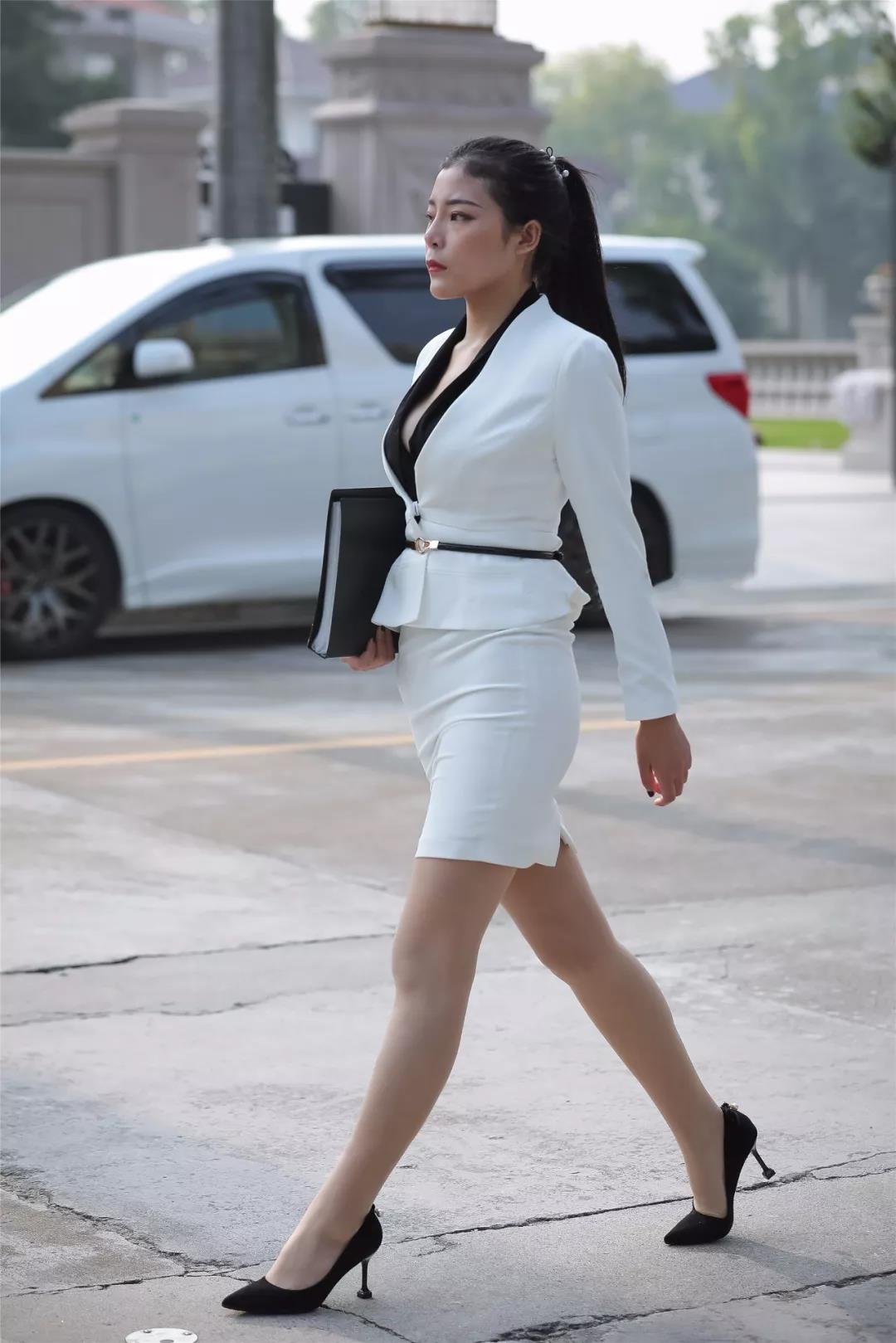 街边白色职业装美女拉开一道风景线,全身充满了气质