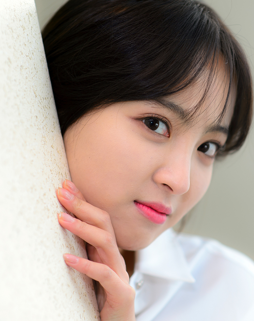 有酒窝   有酒窝的女孩笑起来更加清纯甜美,还比同龄人显年轻,据说