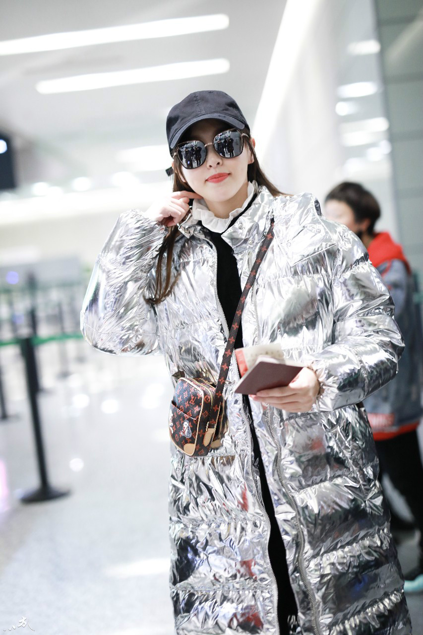 唐嫣穿银色羽绒服现身机场,戴黑色棒球帽和墨镜皮肤白皙
