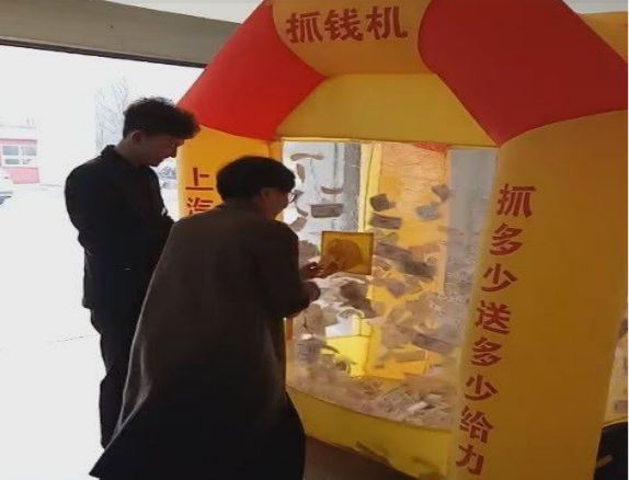 商场惊现抓钱机,女子为体验花万元购物,结果却让她感到意外