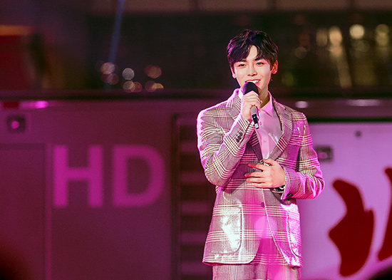 侯明昊亮相北京卫视跨年冰雪盛典 和宋祖儿同台演唱《同学》
