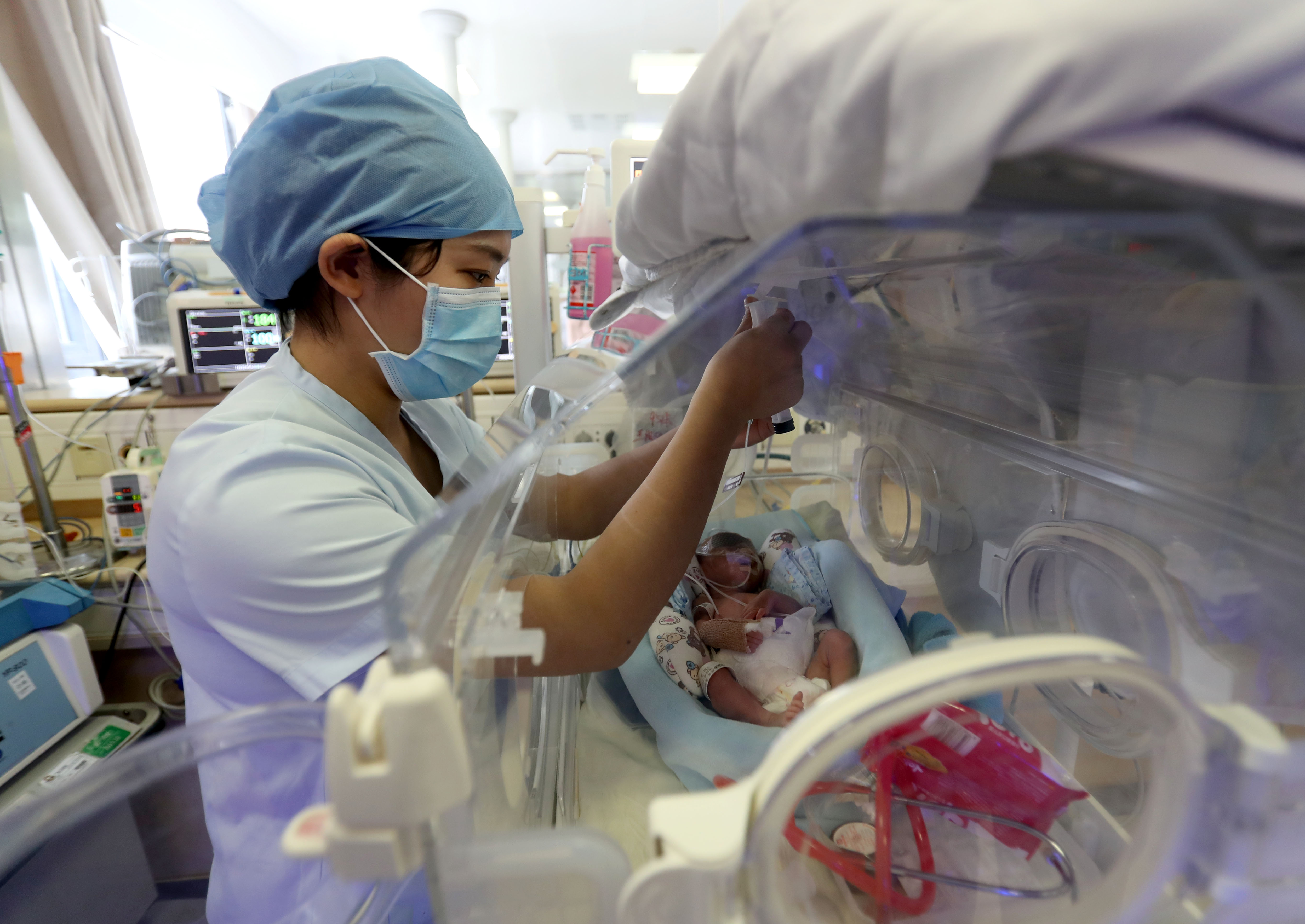 (新春走基层)(1)上海:新生儿重症监护病房里的除夕