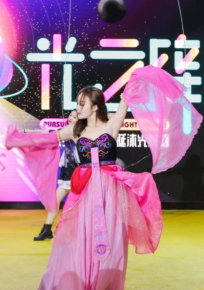 叶罗丽真人版:罗丽从天而降激情热舞,中国版灵公主pk冰公主