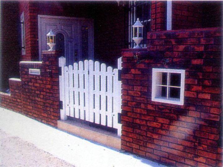 3.砖砌围墙高度不一,表现出了变化感,避免过于单调.