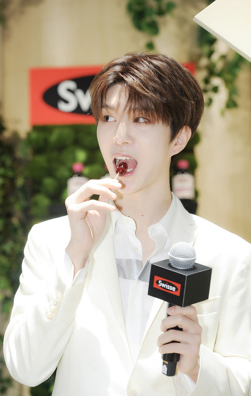 范丞丞,一个来自香港的年轻艺人,自出道以来就备受关注.