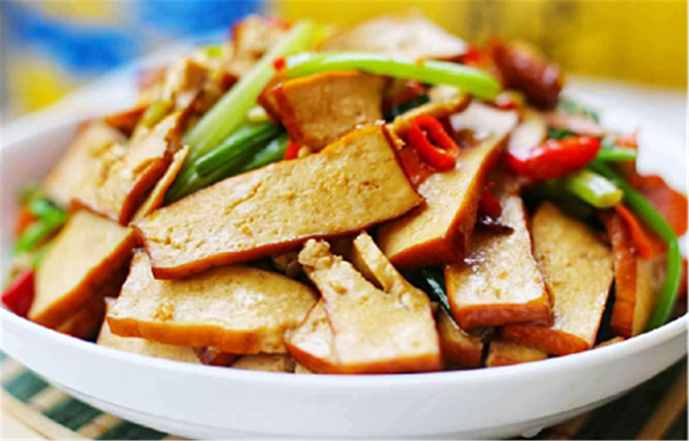 炒香干时,可否需要先焯水?大厨示范这样做,香干更入味