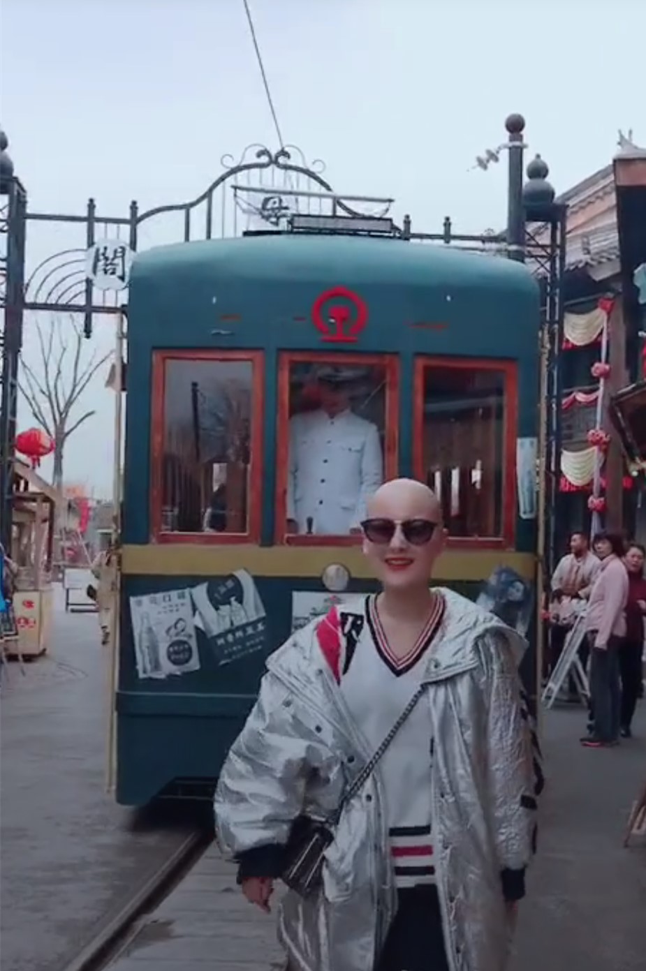 抖音"光头美女"突然走红,戴上假发的瞬间,网友:找到初恋了!