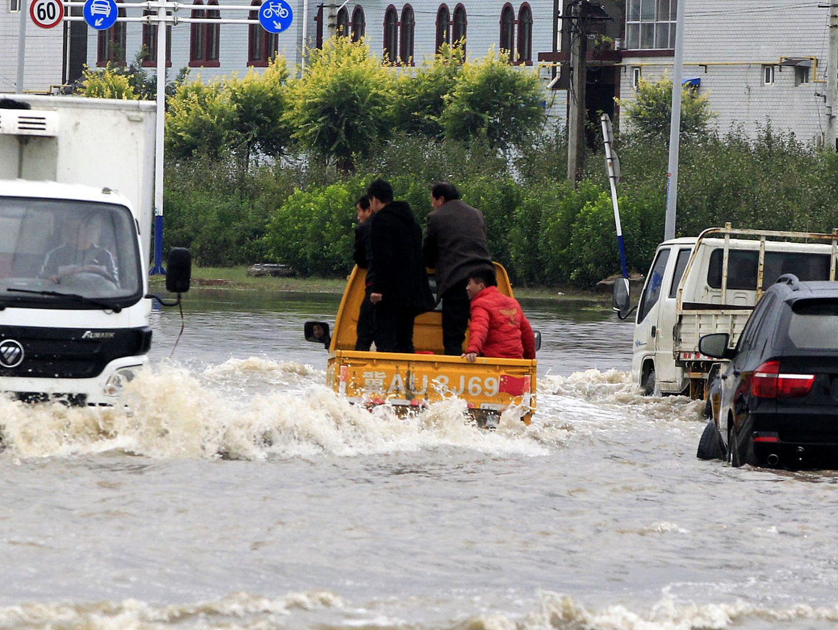 近日,一场百年一遇的洪水侵袭了河北省涞水县,这个位于太行山区的宁静