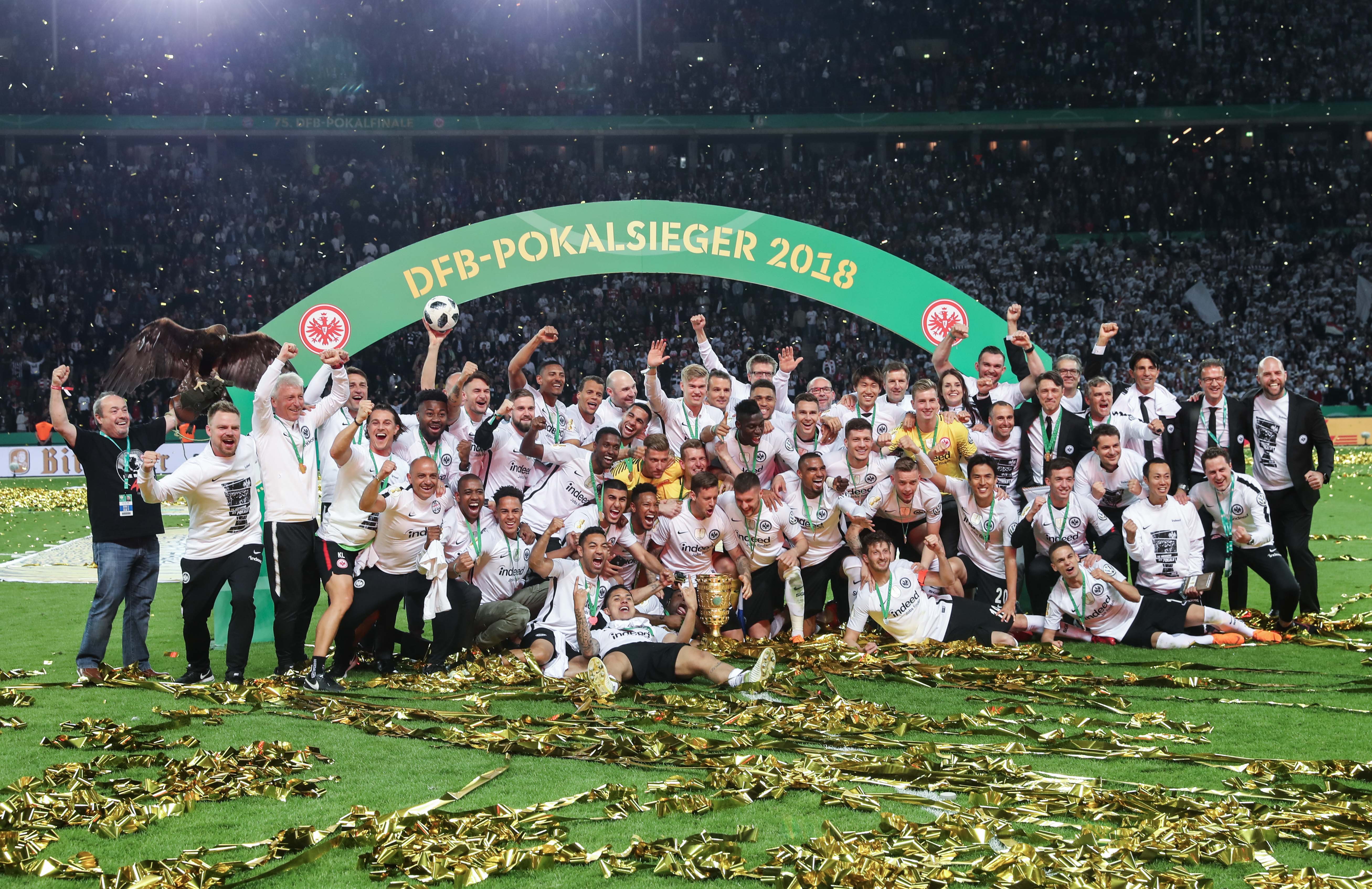 足球——德国杯:法兰克福队夺冠(2)