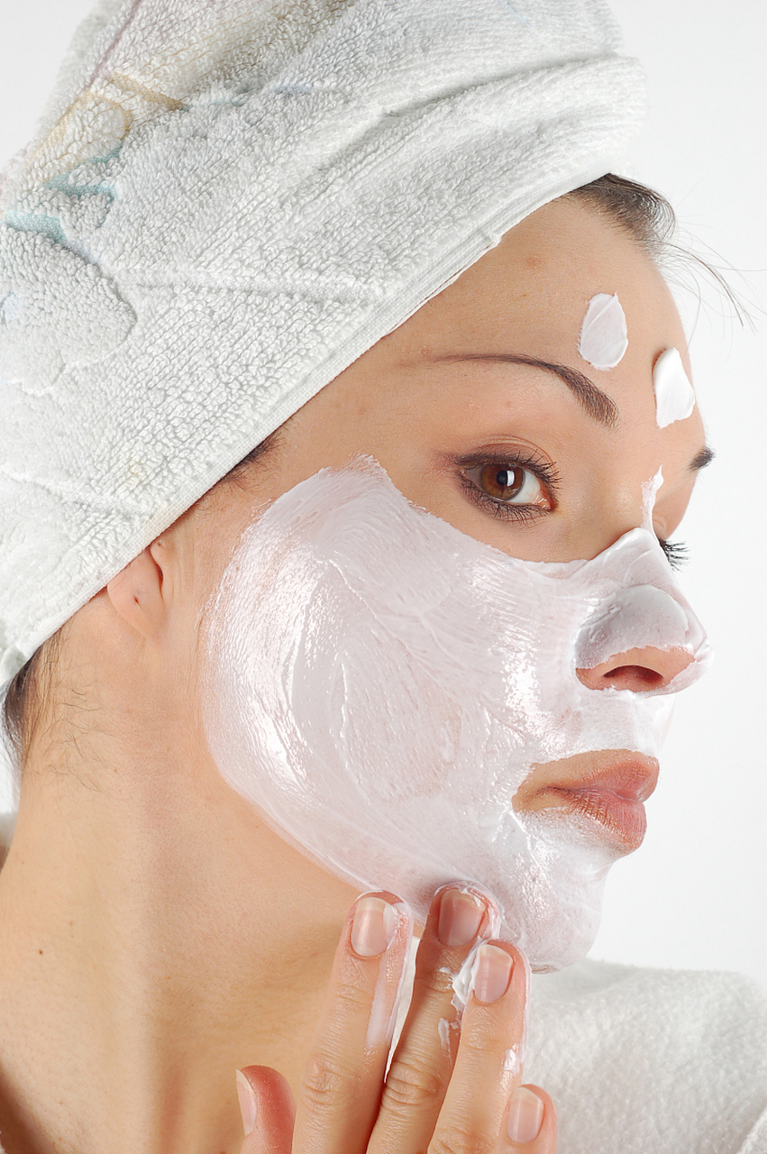 需洗掉的面膜会在包装上标明,而厚重且含高浓度胶质的面膜通常需擦掉