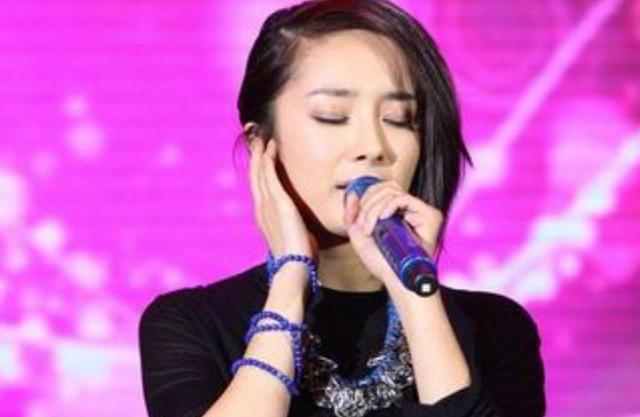 "假唱"被揭穿的五位女星,图1拿倒话筒,图5痛哭道歉获得原谅