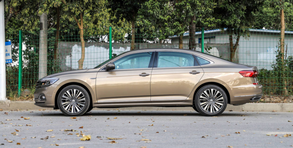 全新香槟金色大众帕萨特到店实拍,精致感十足,就像小号奥迪a8!