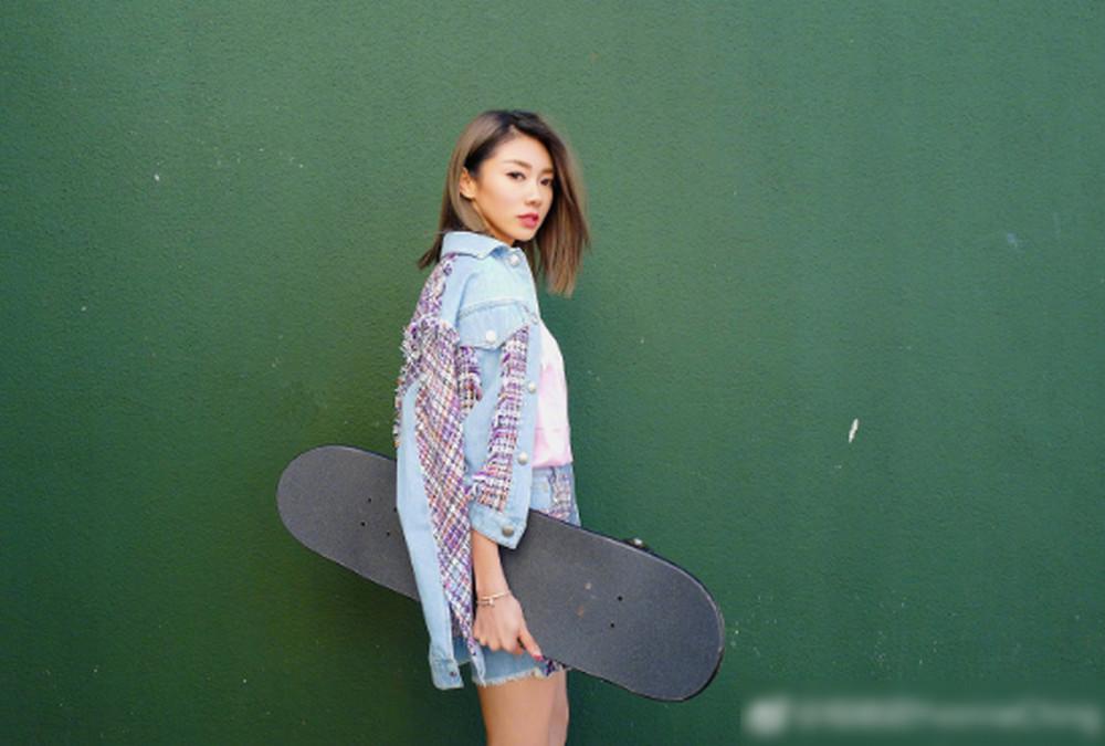 程晓玥穿短裤大秀美腿 脚上的纹身亮了