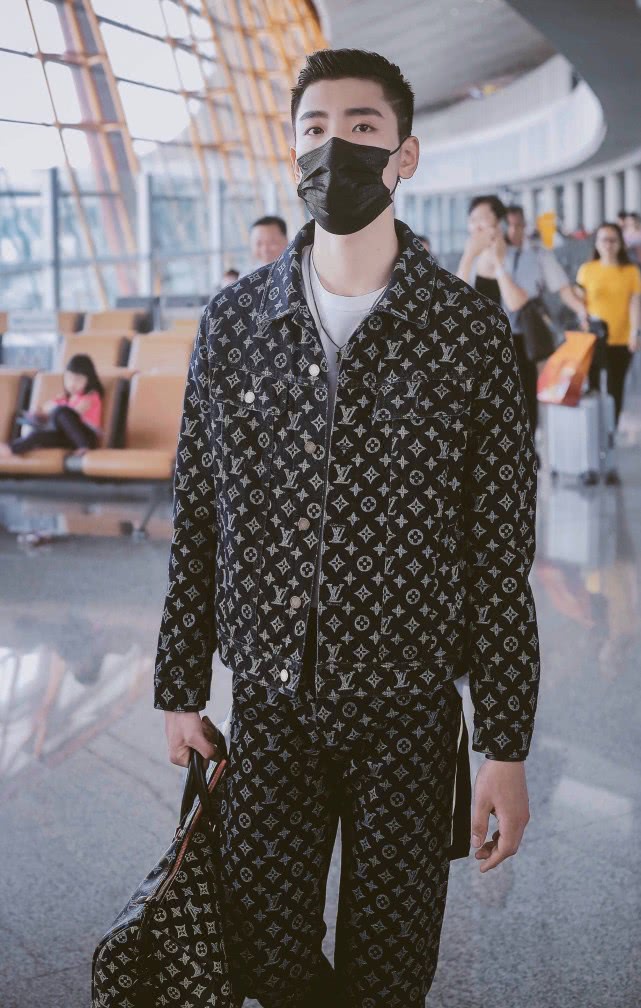 王子异全身lv标志也和俗气不沾边,路易威登代言人安排一下?