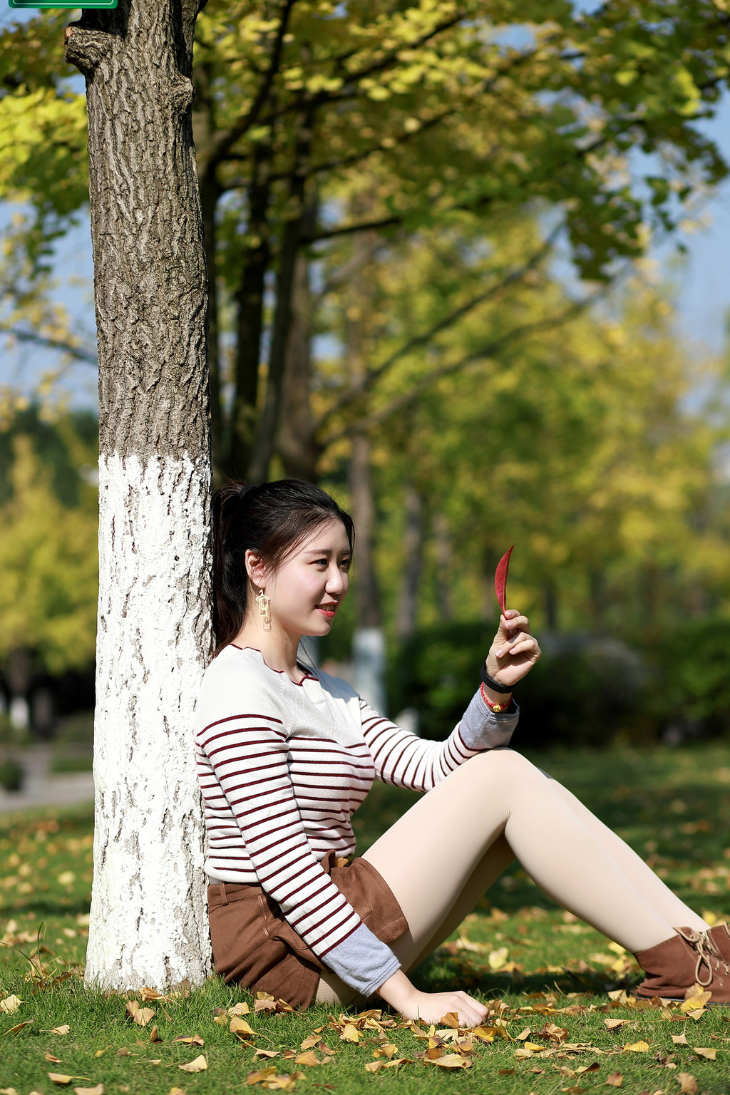 人像摄影:女孩树下的画面