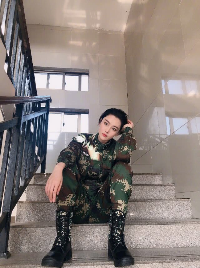 张馨予晒军装造型,坐台阶托头冥思颜值爆表,高冷范女神又a又飒