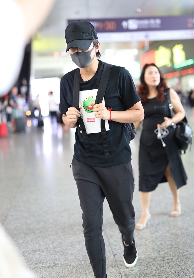 7月11日,邓超现身上海机场.