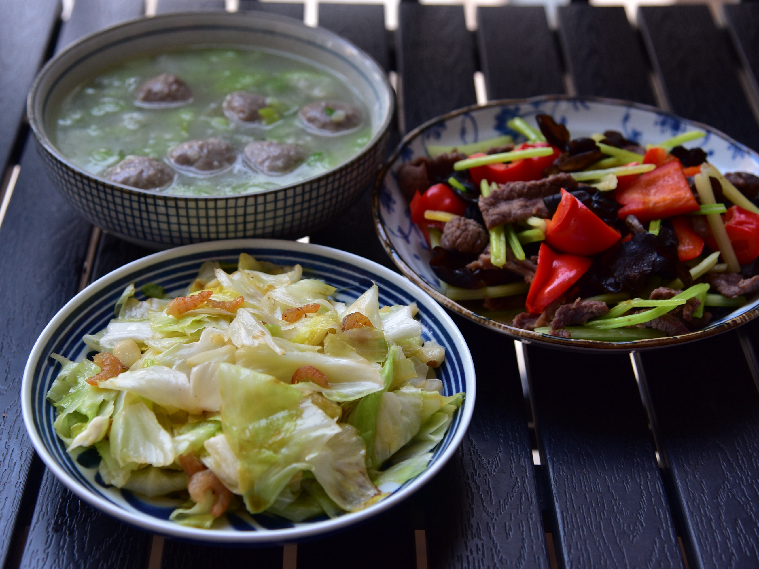 夫妻俩的晚餐,都是家常菜,简简单单,工作再忙都要好好吃饭