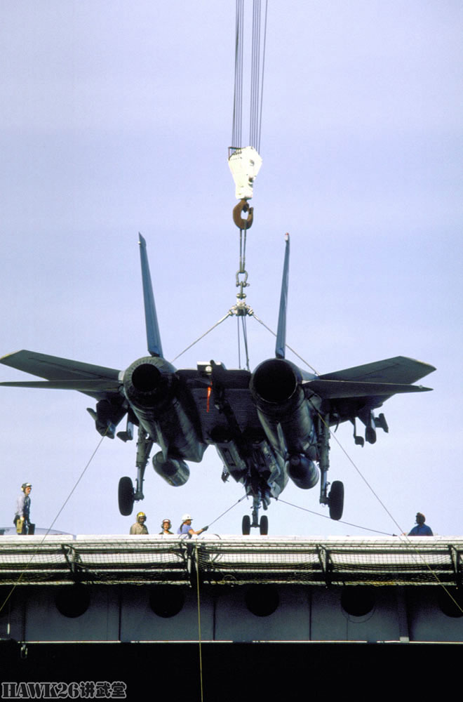 吊车拎着"大猫"上航母:美军f-14战斗机中队的特殊登舰方式