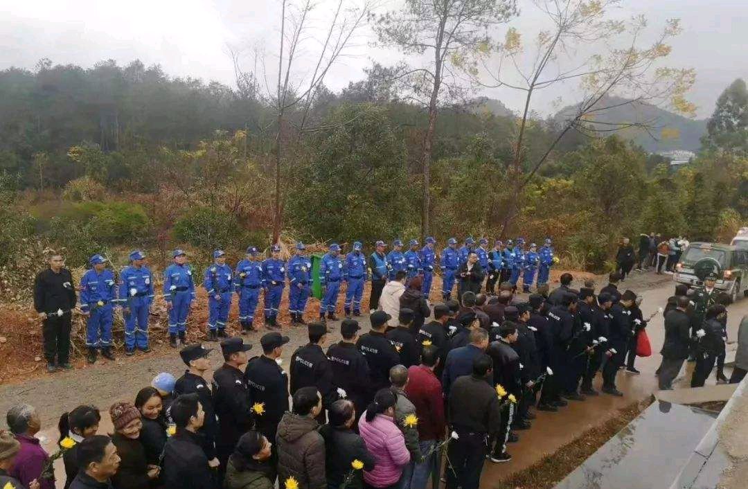 最美烈士朱小华:为救战友而牺牲,千人洒泪送英雄!